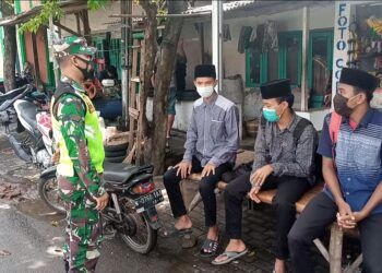 Jajaran Koramil 09/Lumbang Kodim 0819/Pasuruan terus melakukan imbauan protokol kesehatan kepada masyarakat. (Foto: Dokumen/Kodim Pasuruan)