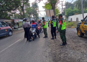 Operasi Gakplin Protokol Kesehatan yang dilakukan oleh Koramil 11/Beji jajaran Kodim 0819/Pasuruan, Selasa (9/3/2021). (Foto: Dokumen/Kodim Pasuruan)