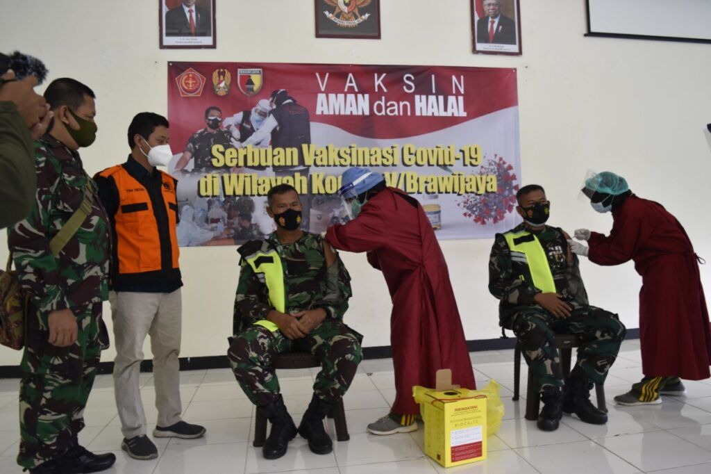 Proses penyuntikan vaksin Sinovac di Aula Makodim 0811 Jl. Dr. Wahidin Sudirohusodo No.871, Kelurahan Sidorejo, Kecamatan Tuban, Kabupaten Tuban, Rabu (10/3/2021). (Foto: Kodim 0811 Tuban)