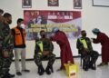 Proses penyuntikan vaksin Sinovac di Aula Makodim 0811 Jl. Dr. Wahidin Sudirohusodo No.871, Kelurahan Sidorejo, Kecamatan Tuban, Kabupaten Tuban, Rabu (10/3/2021). (Foto: Kodim 0811 Tuban)