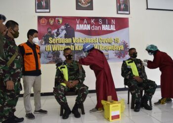 Proses penyuntikan vaksin Sinovac di Aula Makodim 0811 Jl. Dr. Wahidin Sudirohusodo No.871, Kelurahan Sidorejo, Kecamatan Tuban, Kabupaten Tuban, Rabu (10/3/2021). (Foto: Kodim 0811 Tuban)