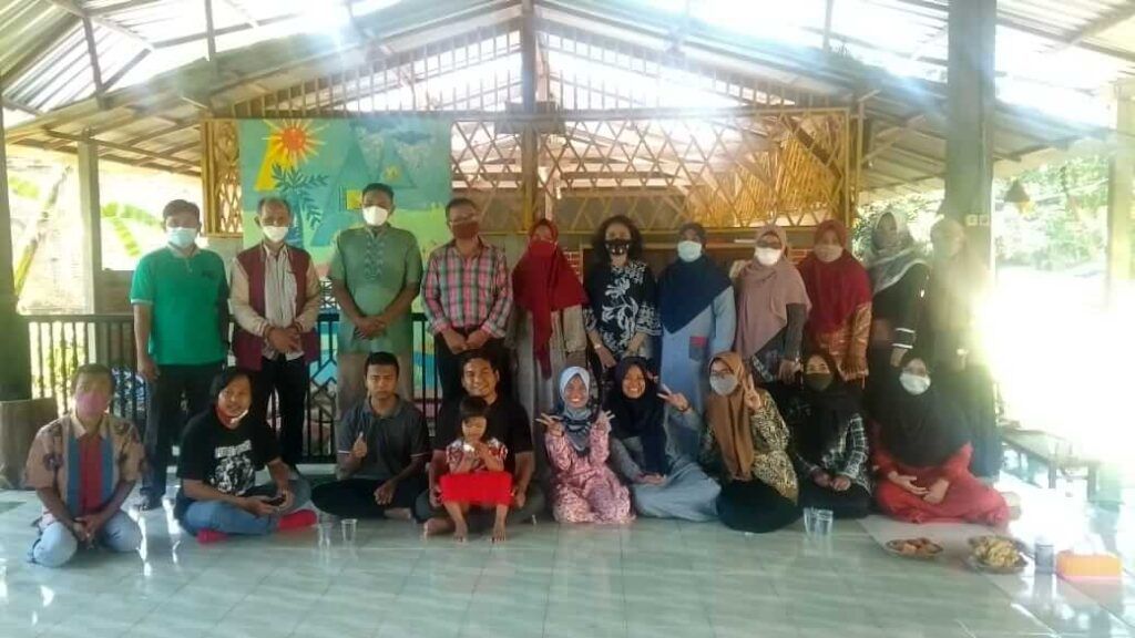 Saresahan dan deklarasi Komunitas Keluarga Anak Istimewa di Sekolah Alam Ramadhani, Kediri. (Foto: NOE/Tugu Jatim)