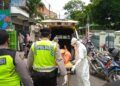 Petugas medis dan kepolisian saat proses evakuasi jenazah korban yang diduga bunuh diri di Tuban. Kini jenazah telah dievakuasi ke rumah sakit untuk dilakukan autopsi. (Foto: Moch Abdurrochim/Tugu Jatim)
