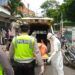 Pria Tewas di Tuban Diduga Bunuh Diri, Polisi Tunggu Hasil Autopsi 12 Petugas medis dan kepolisian saat proses evakuasi jenazah korban yang diduga bunuh diri di Tuban. Kini jenazah telah dievakuasi ke rumah sakit untuk dilakukan autopsi. (Foto: Moch Abdurrochim/Tugu Jatim)