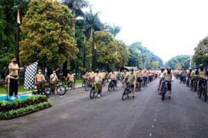 Start funbike HUT ke-60 Kostrad di Lapangan Rampal, Malang. (Foto: Dokumen/Divif 2 Kostrad) tugu jatim