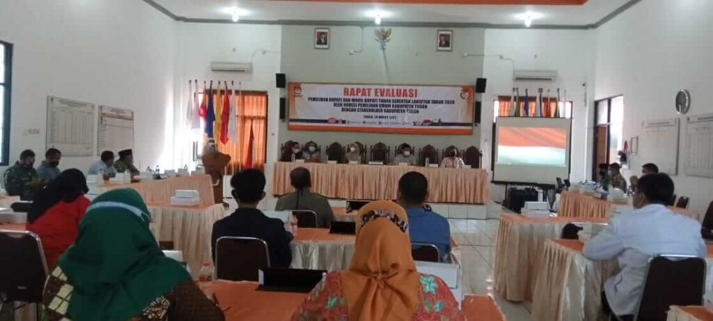 Suasana rapat evaluasi yang digelar KPU Tuban terkait pelaksanaan Pilkada Serentak 2020 pada Desember tahun lalu. (Foto: Moch Abdurrochim/Tugu Jatim)