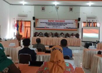 Suasana rapat evaluasi yang digelar KPU Tuban terkait pelaksanaan Pilkada Serentak 2020 pada Desember tahun lalu. (Foto: Moch Abdurrochim/Tugu Jatim)