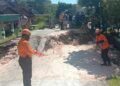 Penampakan Tembok penahan tanah (TPT) di jembatan penghubung antar Kecamatan Dander dan Kecamatan Ngasem yang mengalami longsor pada Minggu (14/03/2021) sekitar pukul 01.30 WIB. (Foto : BPBD Bojonegoro)