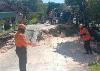 Penampakan Tembok penahan tanah (TPT) di jembatan penghubung antar Kecamatan Dander dan Kecamatan Ngasem yang mengalami longsor pada Minggu (14/03/2021) sekitar pukul 01.30 WIB. (Foto : BPBD Bojonegoro)