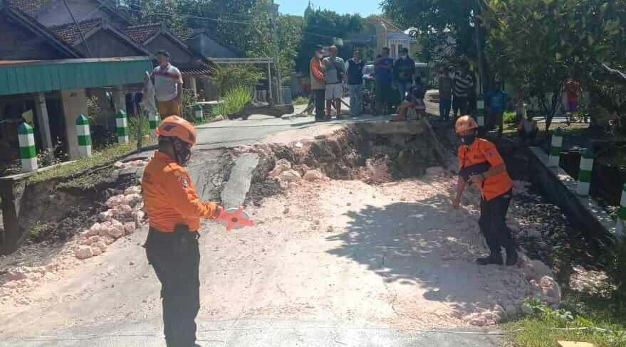 Penampakan Tembok penahan tanah (TPT) di jembatan penghubung antar Kecamatan Dander dan Kecamatan Ngasem yang mengalami longsor pada Minggu (14/03/2021) sekitar pukul 01.30 WIB. (Foto : BPBD Bojonegoro)