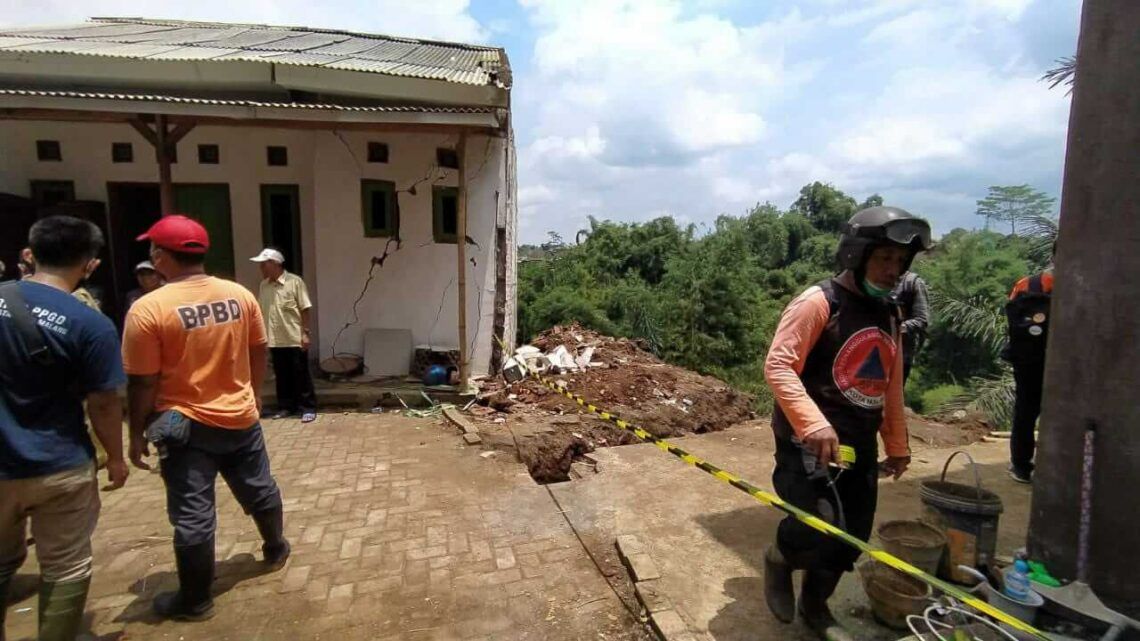 1 Rumah di Kota Malang Amblas Tersapu Longsor, 2 Rumah Lain Rusak 5 Longsor yang terjadi di Kota Malang. Total 1 rumah di pinggir jurang Sungai Brantas amblas tak tersisa. Sedangkan 2 lainnya mengalami keretakan parah. (Foto: Azmy/Tugu Malang/Tugu Jatim)