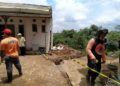 Longsor yang terjadi di Kota Malang. Total 1 rumah di pinggir jurang Sungai Brantas amblas tak tersisa. Sedangkan 2 lainnya mengalami keretakan parah. (Foto: Azmy/Tugu Malang/Tugu Jatim)