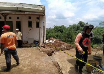 Longsor yang terjadi di Kota Malang. Total 1 rumah di pinggir jurang Sungai Brantas amblas tak tersisa. Sedangkan 2 lainnya mengalami keretakan parah. (Foto: Azmy/Tugu Malang/Tugu Jatim)