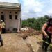 1 Rumah di Kota Malang Amblas Tersapu Longsor, 2 Rumah Lain Rusak 12 Longsor yang terjadi di Kota Malang. Total 1 rumah di pinggir jurang Sungai Brantas amblas tak tersisa. Sedangkan 2 lainnya mengalami keretakan parah. (Foto: Azmy/Tugu Malang/Tugu Jatim)