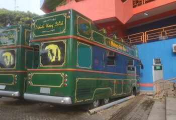 Dua unit bus Macito yang mangkrak diparkir di kawasan Stadion Gajayana Malang. (Foto : Azmy/Tugu Malang/Tugu Jatim)