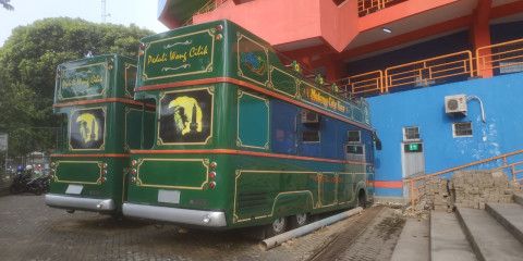 Dua unit bus Macito yang mangkrak diparkir di kawasan Stadion Gajayana Malang. (Foto : Azmy/Tugu Malang/Tugu Jatim)