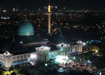 Masjid Al Akbar Surabaya siap kembali menggelar salat tarawih pada Bulan Ramadan tahun ini lantaran seluruh pengurusnya sudah menjalani vaksinasi. (Foto: Dokumen/Masjid Al Akbar Surabaya) tugu jatim