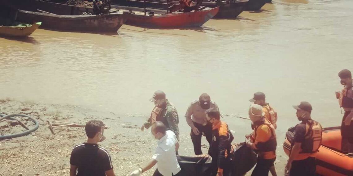 Pihak BPBD dibantu Polres dan Kodim Bojonegoro mengevakuasi mayat yang mengapun di aliran Sungai Bengawa Solo di Desa Sarirejo, Kecamatan Balen, Kabupaten bojonegoro. Rabu (17/03/2021) pagi. (Foto : BPBD Bojonegoro) penemuan mayat sungai bengawan solo bojonegoro