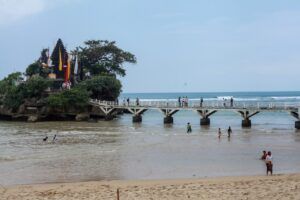 Upacara Melasti di Pantai Balekambang, Kabupaten Malang yang berlangsung tertutup dan eksklusif. (Foto: BEN/Tugu Malang/Tugu Jatim)