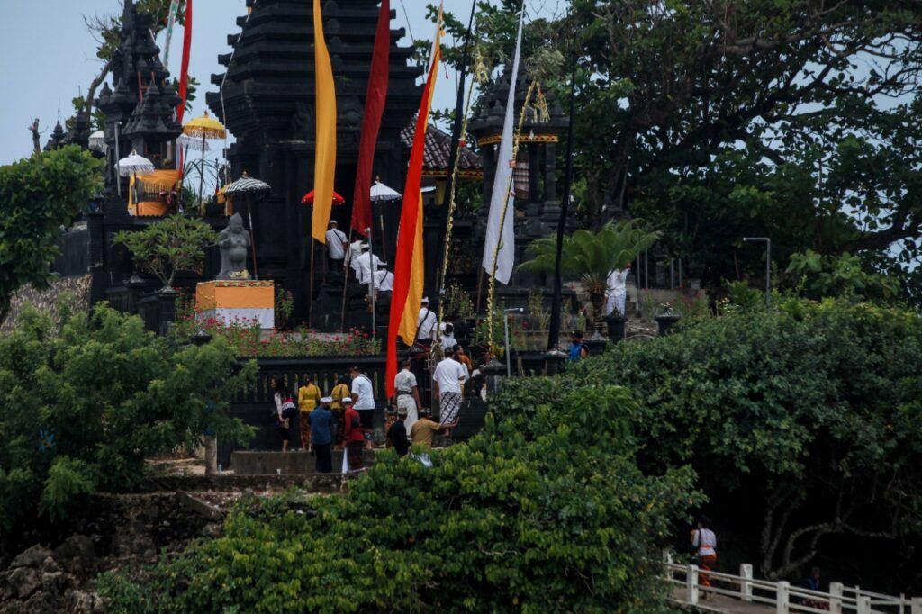 Upacara Melasti di Pantai Balekambang, Kabupaten Malang yang berlangsung tertutup dan eksklusif. (Foto: BEN/Tugu Malang/Tugu Jatim)