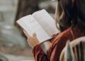 Ilustrasi membaca, salah satu kegiatan yang baik untuk menambah wawasan dan pengetahuan seseorang. (Foto: Unsplash)