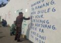 Meme plesetan grafiti di Jembatan Kedungkandang Malang. (Foto : Netizen)