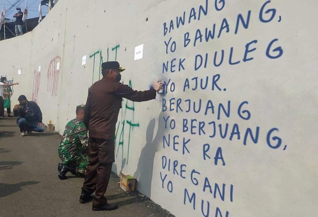 Meme plesetan grafiti di Jembatan Kedungkandang Malang. (Foto : Netizen)