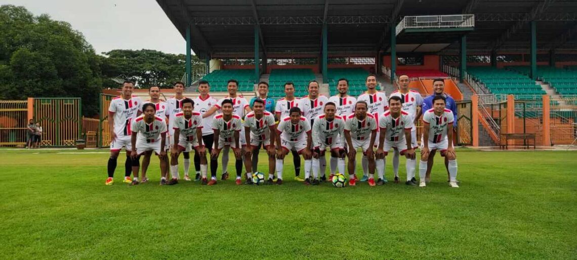 Milanisti asal Tuban, "Milan Legend Tuban" Gelar Laga Amal untuk Korban Tabrak Lari 5 Milanisti asal Tuban, Milan Legend Tuban menggelar laga amal pertandingan sepak bola persahabatan untuk korban tabrak lari. (Foto: Mochamad Abdurrochim/Tugu Jatim)