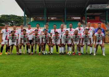 Milanisti asal Tuban, Milan Legend Tuban menggelar laga amal pertandingan sepak bola persahabatan untuk korban tabrak lari. (Foto: Mochamad Abdurrochim/Tugu Jatim)