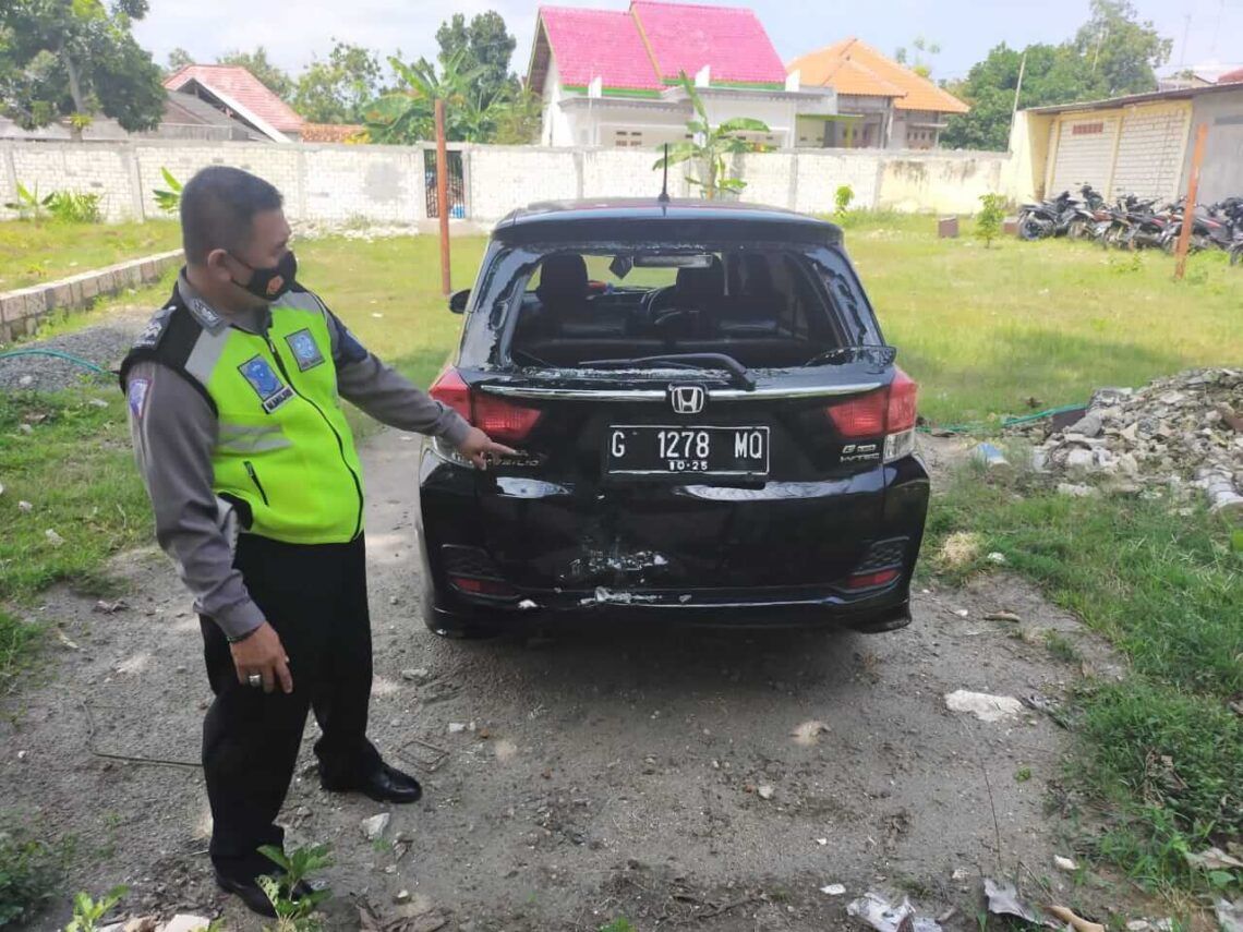 Kecelakaan Motor Tabrak Mobil dari Belakang di Tuban, Dua Pengendara Luka Ringan 5 Petugas kepolisian tengah melakukan evakuasi mobil yang terlibat kecelakaan di Tuban, Senin (22/3/2021). (Foto: Humas Polres Tuban)