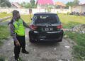 Petugas kepolisian tengah melakukan evakuasi mobil yang terlibat kecelakaan di Tuban, Senin (22/3/2021). (Foto: Humas Polres Tuban)