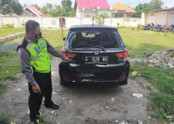 Petugas kepolisian tengah melakukan evakuasi mobil yang terlibat kecelakaan di Tuban, Senin (22/3/2021). (Foto: Humas Polres Tuban)