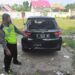 Petugas kepolisian tengah melakukan evakuasi mobil yang terlibat kecelakaan di Tuban, Senin (22/3/2021). (Foto: Humas Polres Tuban)