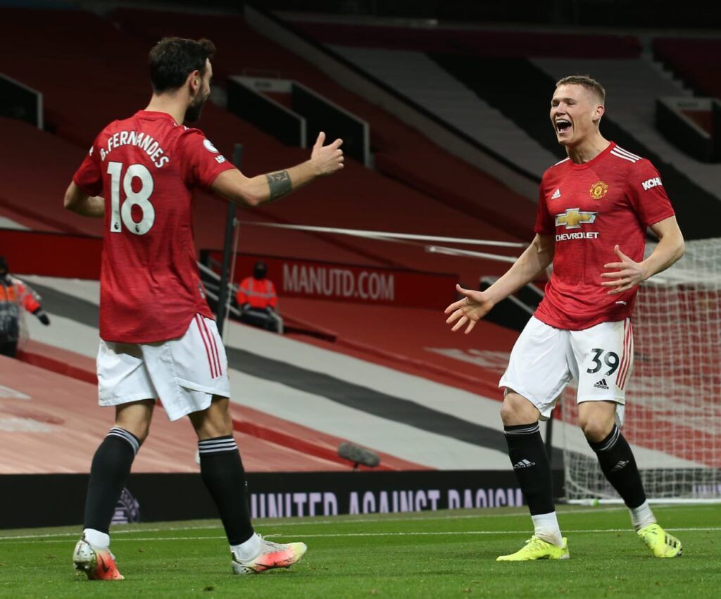 Scott McTominay dan Bruno Fernandes merayakan gol bunuh diri untuk MU yang diawali dari tendangan sudut. (Foto: Twitter/@ManUtd) man united vs west ham