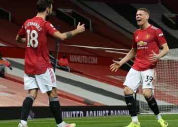 Scott McTominay dan Bruno Fernandes merayakan gol bunuh diri untuk MU yang diawali dari tendangan sudut. (Foto: Twitter/@ManUtd) man united vs west ham