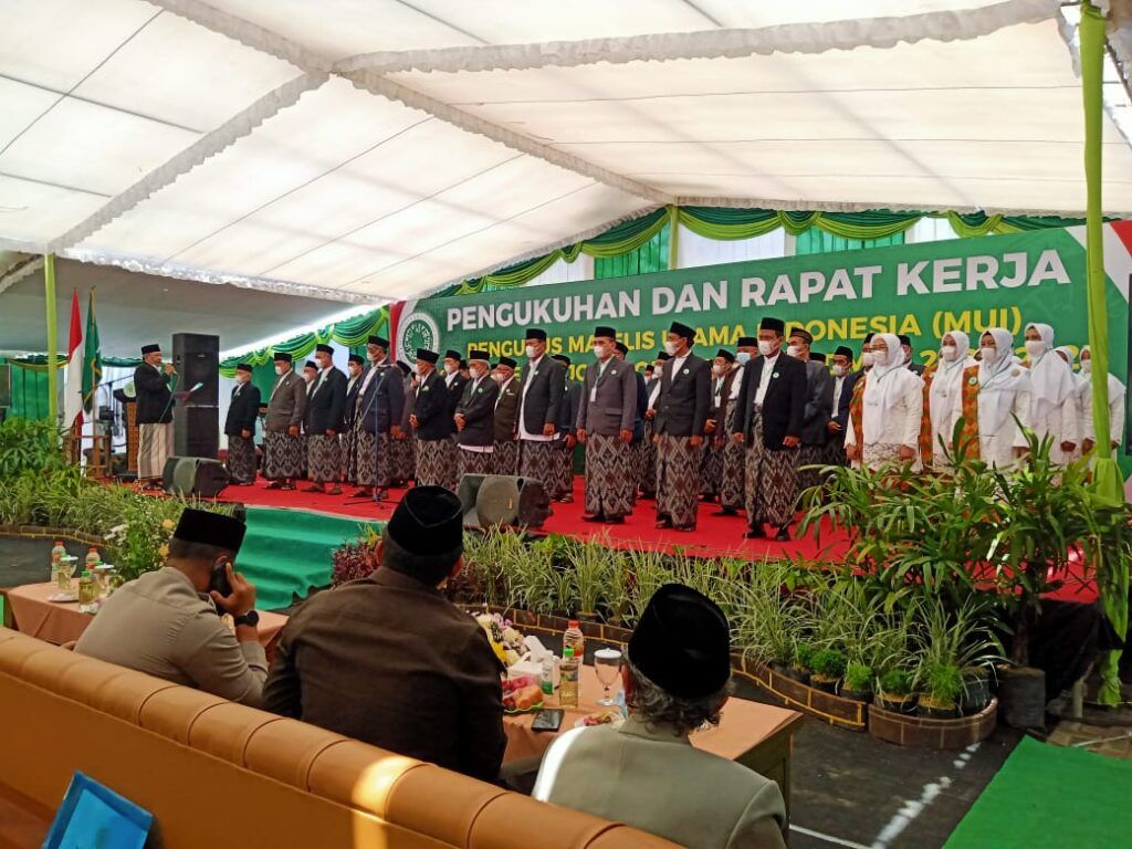 Pengukuhan pengurus MUI Bojonegoro Masa Khidmat tahun 2020-2025 di Ponpes Al-Rosyid Jl.KH.R.Moch.Rosyid, Dander, Bojonegoro, Minggu (7/3/2021). (Foto: Mila Arinda/Tugu Jatim)