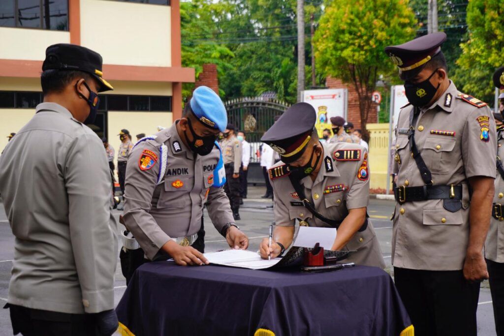 Penandatanganan surat serah terima jabatan (sertijab) kapolsek di halaman Mapolres Bojonegoro, Senin (08/03/2021). (Foto: Humas Polres Bojonegoro)