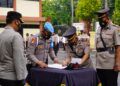 Penandatanganan surat serah terima jabatan (sertijab) kapolsek di halaman Mapolres Bojonegoro, Senin (08/03/2021). (Foto: Humas Polres Bojonegoro)