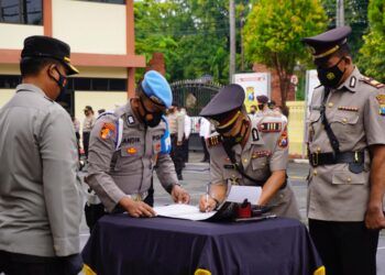Penandatanganan surat serah terima jabatan (sertijab) kapolsek di halaman Mapolres Bojonegoro, Senin (08/03/2021). (Foto: Humas Polres Bojonegoro)