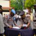 4 Kapolsek di Bojonegoro Resmi Dimutasi, Berikut Daftarnya! 12 Penandatanganan surat serah terima jabatan (sertijab) kapolsek di halaman Mapolres Bojonegoro, Senin (08/03/2021). (Foto: Humas Polres Bojonegoro)