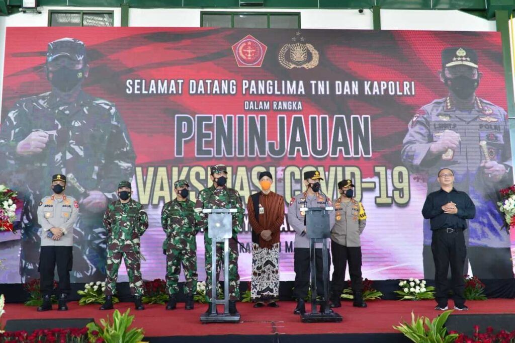 Kapolri Jenderal Pol Listyo Sigit Prabowo bersama Panglima TNI Marsekal Hadi Tjahjanto meninjau langsung proses vaksinasi di Puskesmas Gayungan, Surabaya, Kamis (18/3/2021) siang. (Foto: Dokumen/Polri) tugu jatim