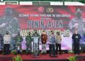 Kapolri Jenderal Pol Listyo Sigit Prabowo bersama Panglima TNI Marsekal Hadi Tjahjanto meninjau langsung proses vaksinasi di Puskesmas Gayungan, Surabaya, Kamis (18/3/2021) siang. (Foto: Dokumen/Polri) tugu jatim
