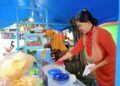 Masriani, penjual pecel lele di Bojonegoro saat menjelaskan kenaikan harga cabai tak mengurangi rasa makanan yang dijualnya. (Foto : Mila Arinda/Tugu Jatim)