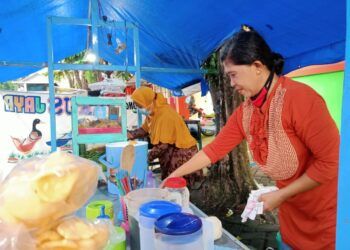 Masriani, penjual pecel lele di Bojonegoro saat menjelaskan kenaikan harga cabai tak mengurangi rasa makanan yang dijualnya. (Foto : Mila Arinda/Tugu Jatim)