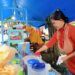 Masriani, penjual pecel lele di Bojonegoro saat menjelaskan kenaikan harga cabai tak mengurangi rasa makanan yang dijualnya. (Foto : Mila Arinda/Tugu Jatim)