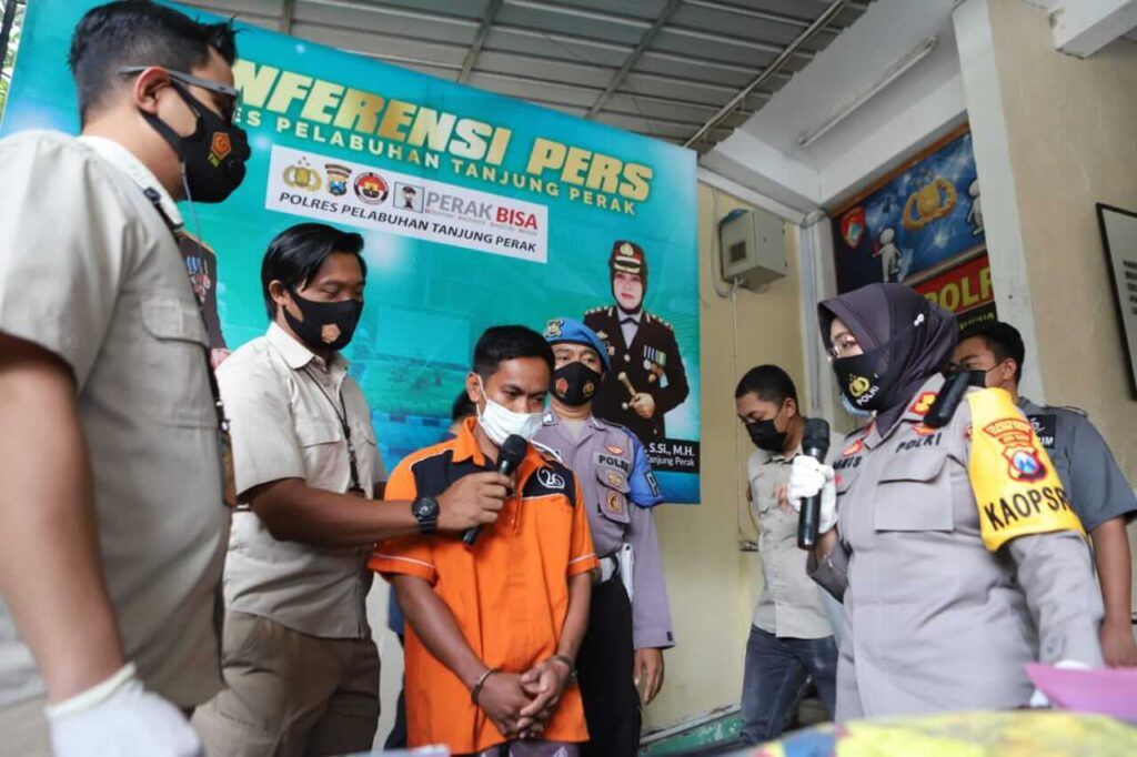 Polres Pelabuhan Tanjung Perak dalam sesi konferensi pers ungkap kasus pembunuhan yang dilakukan HSN pada SS, Kamis (04/03/2021) siang. (Foto: Rangga Aji/Tugu Jatim) pembunuhan pemuda di surabaya, tukang jagal sapi