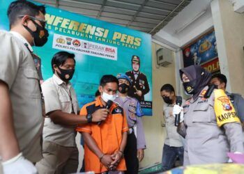 Pemuda di Surabaya Tewas Terbunuh, Pelaku Merupakan Tukang Jagal Sapi 9 Polres Pelabuhan Tanjung Perak dalam sesi konferensi pers ungkap kasus pembunuhan yang dilakukan HSN pada SS, Kamis (04/03/2021) siang. (Foto: Rangga Aji/Tugu Jatim) pembunuhan pemuda di surabaya, tukang jagal sapi