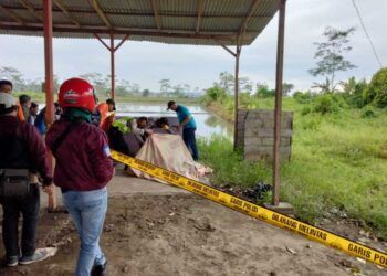 Pembunuhan Pemandu Lagu di Malang Didorong Motif Asmara 5 Polisi tengah proses evakuasi penemuan mayat perempuan di Malang yang diketahui merupakan pemandu lagu. (Foto: RAP/Tugu Malang/Tugu Jatim) pembunuhan