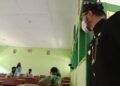 Bupati Kediri, Hanindhito Himawan Pramana melakukan peninjauan ujian sekolah tatap muka di SMPN 1 Ngasem Kabupaten Kediri, Kamis (25/3/2021). (Foto: Dokumen/Pemkab Kediri)