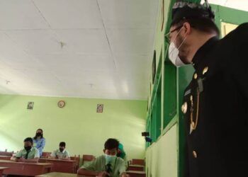 Bupati Kediri, Hanindhito Himawan Pramana melakukan peninjauan ujian sekolah tatap muka di SMPN 1 Ngasem Kabupaten Kediri, Kamis (25/3/2021). (Foto: Dokumen/Pemkab Kediri)